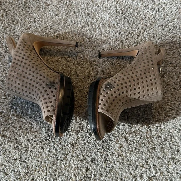 Via Spiga Suede perforated Peep Toe Heels, 7M, EUR 37.5, VGUC - Picture 3 of 8